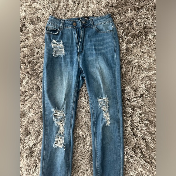 Distressed blue jeans - Picture 6 of 8